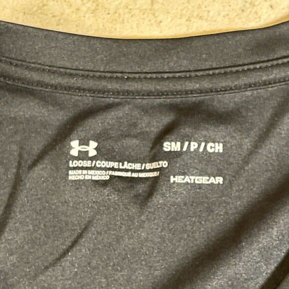 Under Armour Heat Gear Black V Neck Athletic Shirt Small - Picture 9 of 9